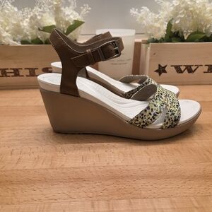 Crocs Leigh II Ankle Strap Graphic Floral Wedge Sandals Womens Size 9